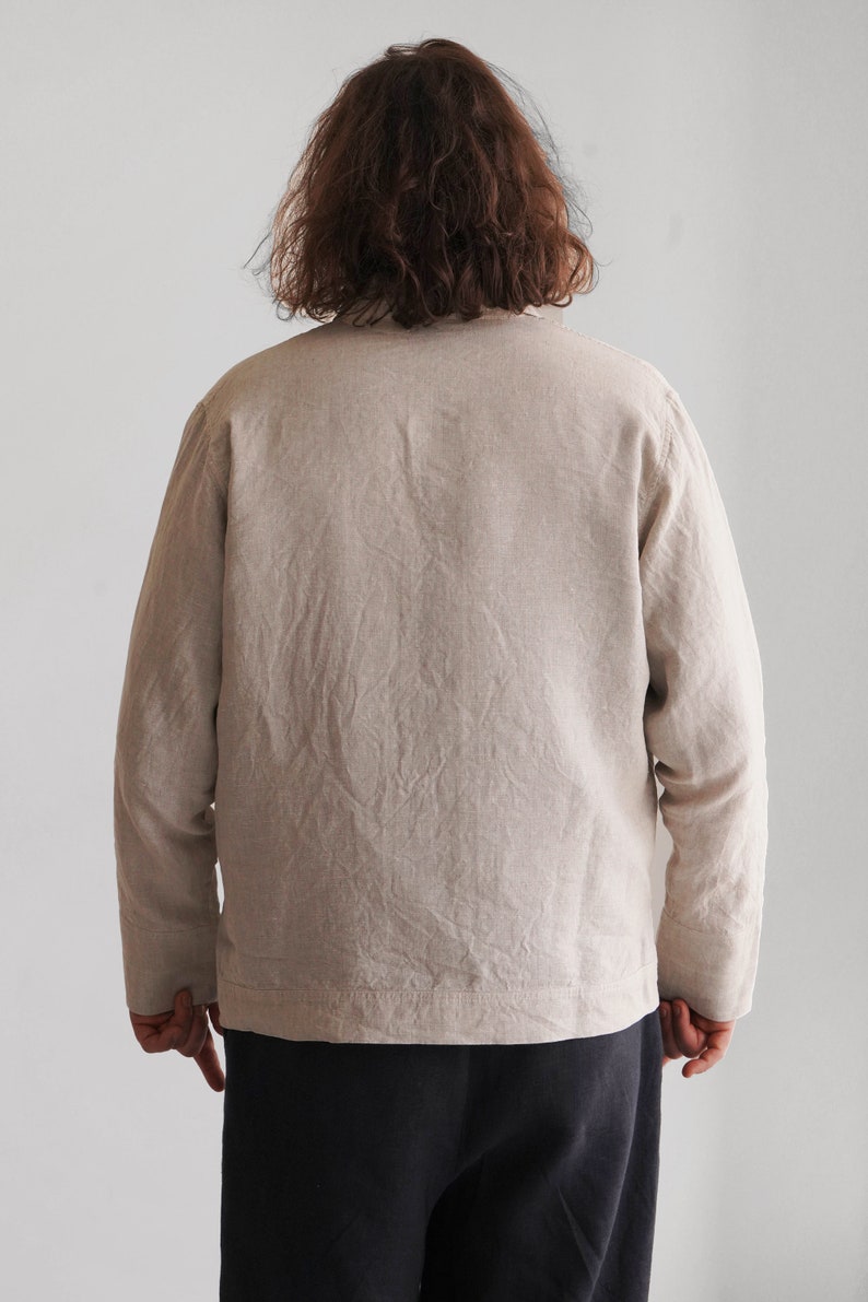 Puede incluir: Una camisa de lino beige de manga larga con cierre de botones.
