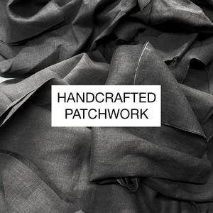 Peut inclure: Gros plan sur un tissu gris fonc&eacute; froiss&eacute; et pli&eacute;, avec des coutures visibles. Le texte "HANDCRAFTED PATCHWORK" est dans un rectangle blanc. Th&egrave;me : artisanat textile.