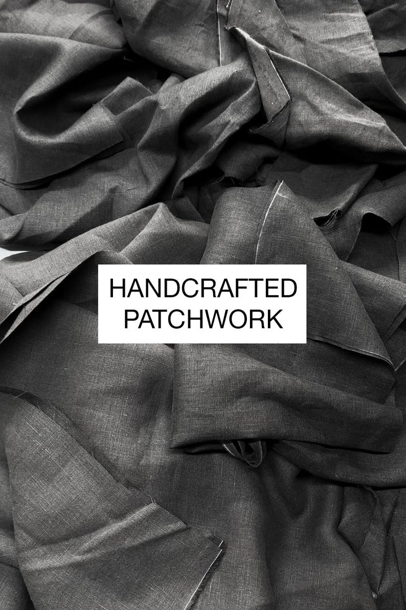 Peut inclure: Gros plan sur un tissu gris fonc&eacute; froiss&eacute; et pli&eacute;, avec des coutures visibles. Le texte "HANDCRAFTED PATCHWORK" est dans un rectangle blanc. Th&egrave;me : artisanat textile.