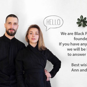 Pu&ograve; includere: Due persone, un uomo e una donna, vestiti di nero, stanno davanti a un muro bianco. Il testo "HELLO" &egrave; in una bolla di dialogo sopra di loro. Il testo "We are Black Ficus shop founders. If you have any questions, we will be happy to answer them. Best wishes, Ann and Nik" &egrave; scritto sotto.
