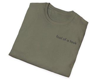 Camiseta minimalista con estampado en el pecho, serie Self Identify de Highway Kind.