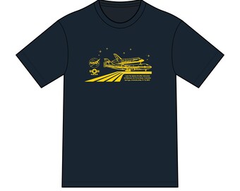 Transbordador espacial Enterprise en la Base de la Fuerza Aérea Peterson, 1983 V2, por Highway Kind, camiseta / Estampado abstracto minimalista en el pecho