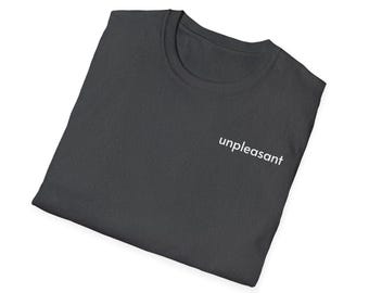 Camiseta con gráfico desagradable / logotipo minimalista en el pecho, camiseta negra