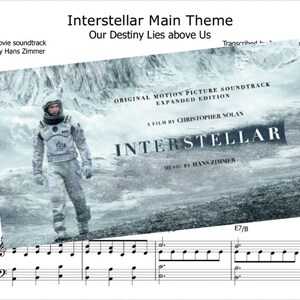 Puede incluir: Un póster de película para la película "Interstellar" con un hombre con un traje espacial de pie en un paisaje nevado. El póster incluye el título "Interstellar" y el texto "Original Motion Picture Soundtrack Expanded Edition" y "A Film by Christopher Nolan".