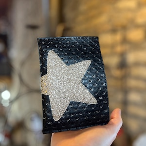 pochette passeport noir et dorée étoilée