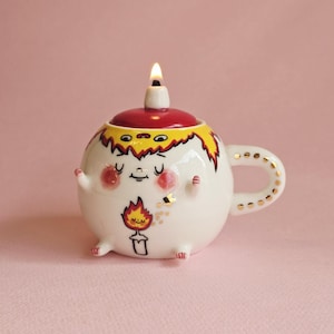 Könnte beinhalten: Ein Set aus drei Keramikbechern mit gesprenkelter, matter Oberfläche. Die Becher sind in Creme-, Hellbraun- und Dunkelbrauntönen gehalten. Jeder Becher hat ein schlichtes, minimalistisches Design.