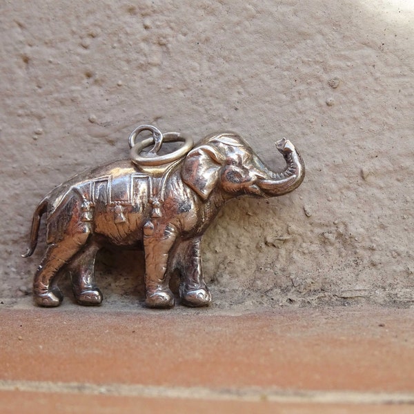 vintage elephant charm, silver plated mid century elephant, good luck pendant, pendentif porte bonheur, éléphant vintage, pendentif ancien