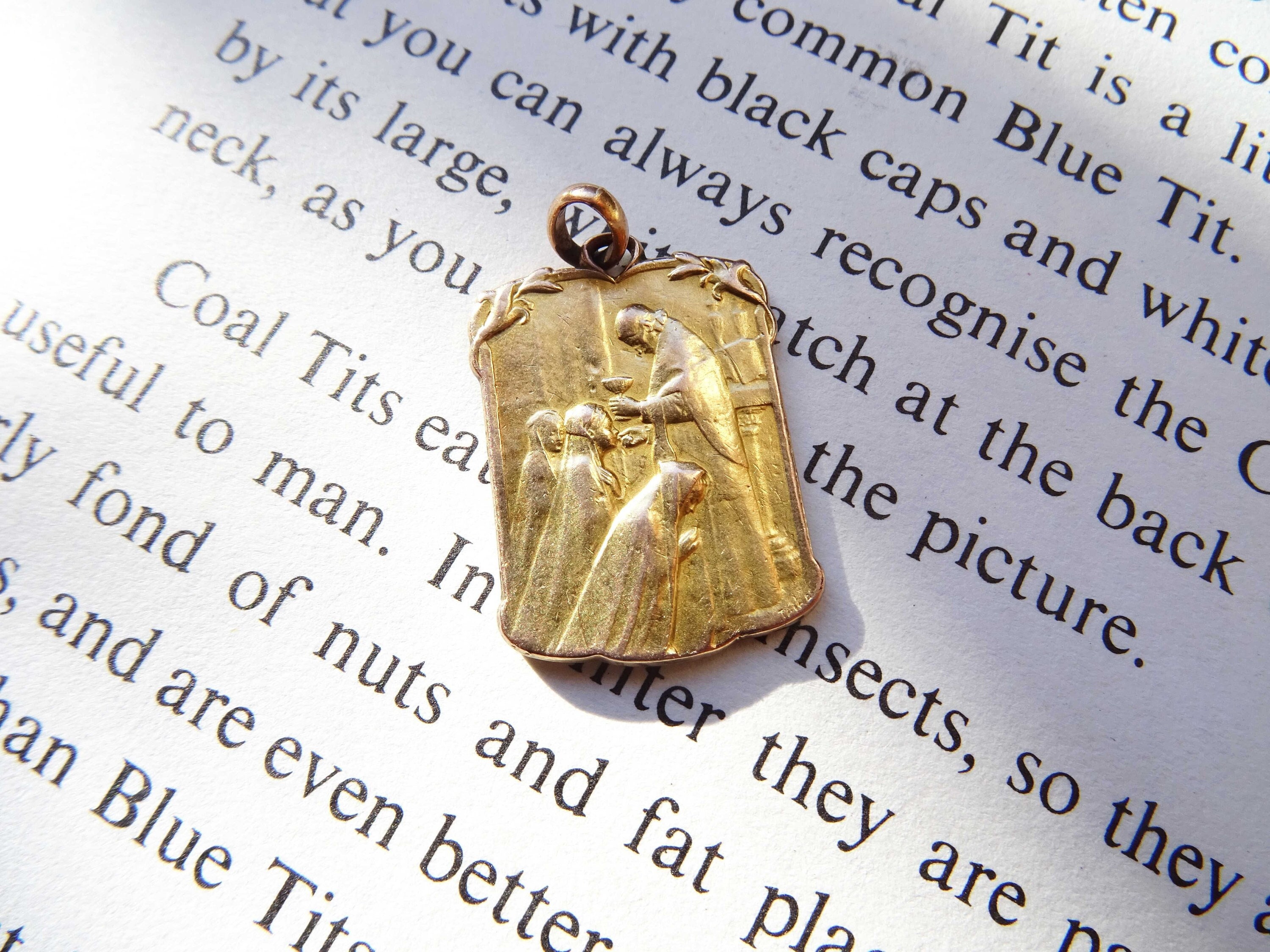 Ancien Pendentif Médaille Art Nouveau – Plaqué Or – Breloque Vintage