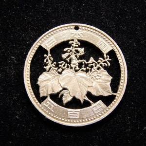 japan 500 yen cut coin pendant