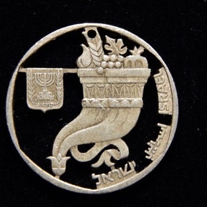 1984 Israel 5 Sheqalim cut coin pendant