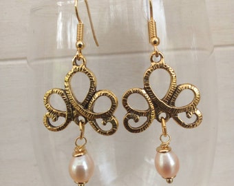 Romantic earrings with freshwater pearls.