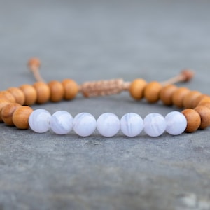Blaue Spitze Achat Sandelholz Armband, beruhigender Kristall Schmuck, gebänderter Achat Stein, Hals Chakra Heilung, Holzperle, boho Geschenke für Frauen