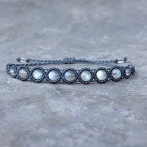 Labradoriet kralenarmband met kwarts | Natuurlijke blauwe flitsedelsteen | Man vrouw stenen sieraden | Macramé boho-cadeau