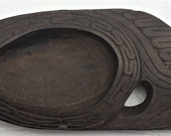 Old World Papua New Guinea (possibly Trobriand Islands) Wooden Fish Carving measuring 5 x 2.2 inches with Small Mother of Pearl insert