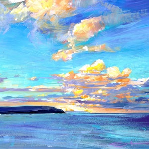 Könnte beinhalten: Ein Gemälde, das eine Meereslandschaft mit einer dunkelblauen Insel in der Ferne und einem strahlend blauen Himmel mit flauschigen weißen Wolken zeigt. Die Wolken werden von der untergehenden Sonne beleuchtet und erzeugen einen warmen orangenen Schein.