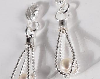 Pendientes de perlas en jaula, pendientes de perlas colgantes, pendientes de perlas en jaula de plata, pendientes de perlas de botón de plata, pendientes de plata con perlas de Akoya