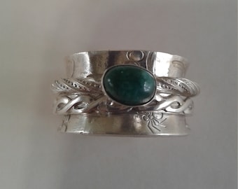 Spinner ring with emerald, emerald spinner ring, silver spinner ring, green stone spinner ring, ladies spinner ring, girls spinner ring