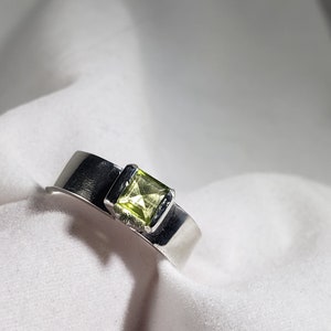 Peridot ring, square cut Peridot ring, Peridot and silver ring, Peridot tension ring, August birthstone ring, Ladies or men's peridot ring