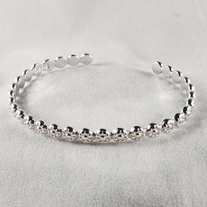Daisy patterned silver cuff, ladies daisy cuff, silver patterned bracelet, bridesmaid bracelet, sterling silver daisy bracelet, daisy cuff