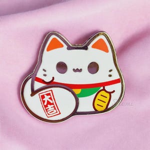 Spilla a forma di gatto fortunato / Spilla smaltata con gattino giapponese portafortuna, spilla kawaii per amanti dei gatti, regalo per collezionisti di spille