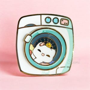 Waschmaschinen Fahrt für Katzen | Miso und Chu Charaktere Emaille Pin, Kawaii Cute Kitty Chick Wäsche Pin Abzeichen, Geschenk für Pin Sammler