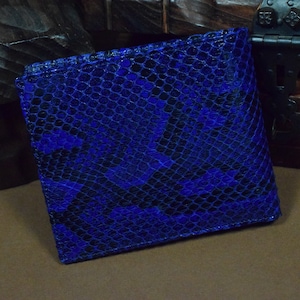 Cartera de Piel de Pitón Auténtica Azul Brillante Modelo Roma 73 Bifold para Hombre Hecha a Mano en España
