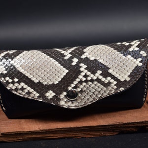 Bril Reisetui Wit Zwart Grijs Ray Ban-stijl Echte pythonhuid - combinatie leer handgemaakt door atelier Mansarea, Spanje