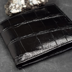 Portafoglio uomo bifold Nero Lucido fatto a mano con vera pelle di alligatore dall'atelier Mansarea a Ubrique - Spagna Modello unico Roma 11