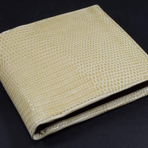 Cartera de hombre de dos cuerpos en color beige crema brillante, monedero artesanal con auténtica piel de lagarto, nº 45 Modelo Roma, fabricada a mano en España por el taller MA Leather