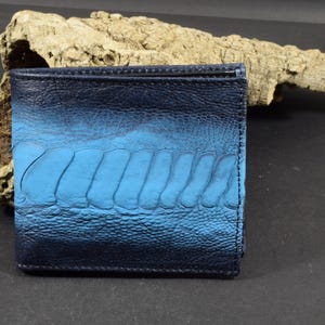 Portefeuille à deux volets pour homme, bleu clair, véritable peau d'autruche, fabriqué à la main par l'atelier Mansarea Roma 52
