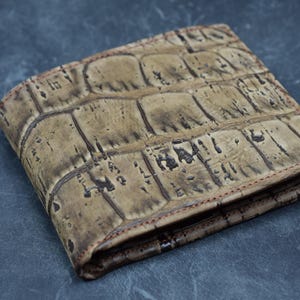 Portafoglio uomo bifold Cork Brown realizzato artigianalmente in vera pelle di alligatore con finitura nabuk dall'atelier di pelletteria Mansarea - Spagna Modello Roma - 24