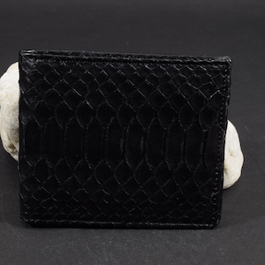 Cartera Bifold para hombre Negra Mate Hecha a Mano con Piel Auténtica de Pitón Modelo Firenze por atelier Mansarea España Nº 98