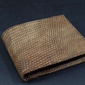 portafoglio bifold da uomo marrone maculato portamonete fatto a mano con vera pelle di lucertola n. 46 modello Roma fatto a mano in Spagna dall'atelier MA Leather