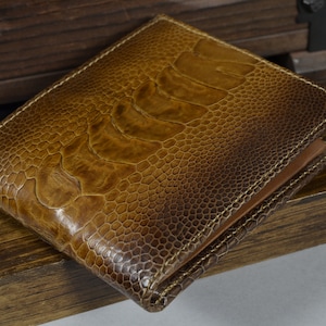 Portafoglio Bifold con Tasca Portamonete per uomo Marrone Noce realizzato a mano con Vera Pelle di Struzzo da Atelier Mansarea - Spagna Modello Roma 21