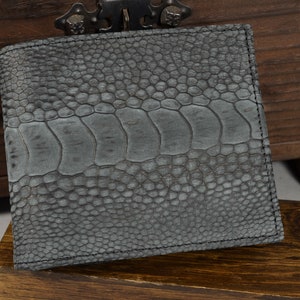 Portafoglio Bifold con Tasca Portamonete per Uomo Nero Vera Pelle di Struzzo con Finitura Nubuck Roma 13 Fatto a Mano da Atelier Mansarea - Spagna