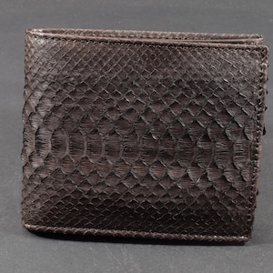 Portefeuille à deux volets pour homme avec poche à monnaie, marron mat, ventre en python véritable, modèle Roma 78, fabriqué à la main en Espagne par l'atelier de cuir Mansarea