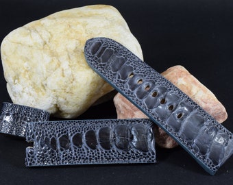 Cinturino in pelle con gambe di struzzo, colore Stonewash Cigar, fatto Cinturino in pelle con gambe di struzzo, colore Stonewash Cigar, fatto