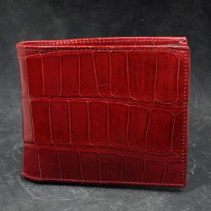 Portafoglio uomo bifold Rosso fatto a mano con vera pelle di alligatore dall'atelier Mansarea a Ubrique - Spagna Modello unico Roma 19