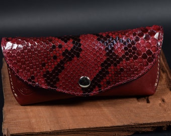 Handgemaakte bordeauxrode lederen brillenkoker van pythonleer - Ray Ban-stijl