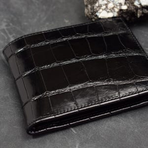 Cartera de hombre bifold Negra Brillante hecha a mano con auténtica piel de Caimán por el taller Mansarea en Ubrique - España Modelo Único Roma 14