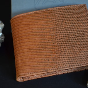 Portafoglio Bifold con Tasca Portamonete Modello Roma 35 Vera Pelle di Lucertola Cammello Vintage Marrone Fatto a Mano in Spagna dall'atelier Mansarea