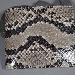 Billetero Bifold con Monedero para hombre elaborado artesanalmente con Piel Genuina de Serpiente Pitón Gris Negro Brillante Roma 54 por atelier Mansarea - España