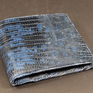 portafoglio bifold da uomo blu fantasy portamonete fatto a mano con vera pelle di lucertola n. 44 modello Roma fatto a mano in Spagna dall'atelier MA Leather