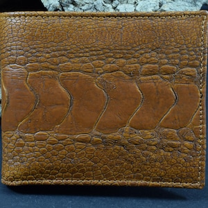 Portefeuille à deux volets pour homme marron havane véritable peau de jambe d'autruche Fabriqué à la main par l'atelier Mansarea Roma 58