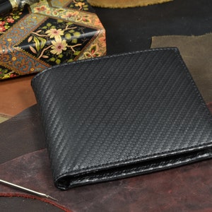 Portafoglio Bifold con Tasca Portamonete per uomo Nero Vera Pelle di Vitello Simil Fibra di Carbonio Modello Roma 28 Fatto a mano dall'atelier Mansarea - Spagna