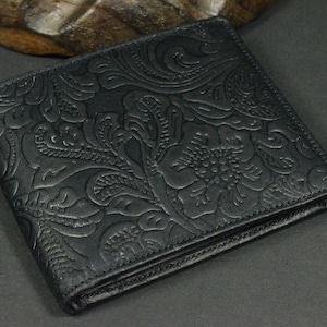 Portafoglio Bifold con Tasca Portamonete Uomo Nero Vera Pelle di Vitello Goffrata Roma 34 Hispano Nero Fatto a Mano da atelier Mansarea - Spagna