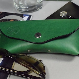 Custodia da viaggio per occhiali in pelle verde stile Ray Ban fatta a mano da uomo e donna, regalo per lui, suo padre, mamma, realizzato artigianalmente in Spagna