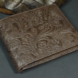 Portafoglio Bifold con portamonete per uomo Vera pelle di vitello goffrata Roma 35 Hispano marrone scuro Fatto a mano dall'atelier Mansarea - Spagna