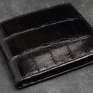 Cartera de hombre bifold Negra Semibrillante hecha a mano con auténtica piel de Caimán por atelier Mansarea en Ubrique - España Modelo Único Roma 9