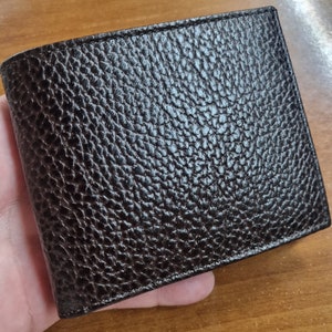 Portafoglio bifold da uomo marrone in vera pelle di vitello Carabu modello Roma n. 46 fatto a mano da Atelier Mansarea - Spagna